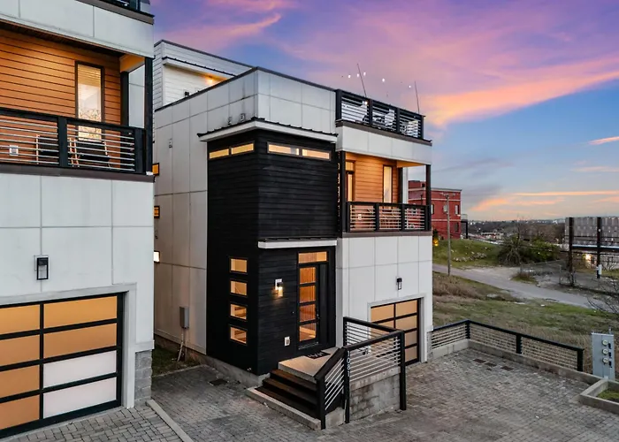 Whiskey House With Rooftop Golf, City Views! 8Min To Downtown! Sleeps 9! Nashville